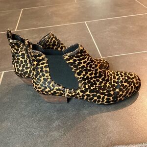 Vince Camuto womens calf hair leopard print heeled leather booties‎ size 6